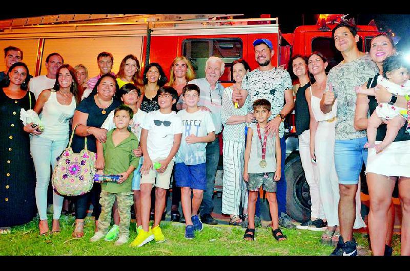 FELIZ Martín Sarquiz fue recibido como un gran campeón en el acceso a la capital por su familia amigos y por la prensa anoche
