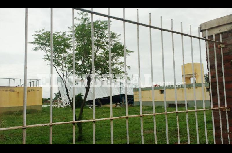 El temporal derribó el tinglado y techo del Polideportivo de Campo Gallo