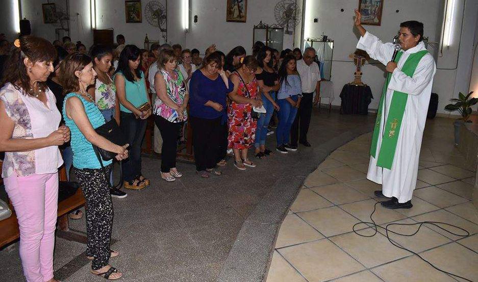 Con la misa del presbítero Carlos Paz la comunidad de Cristo Rey disfrutó de un fraternal reencuentro