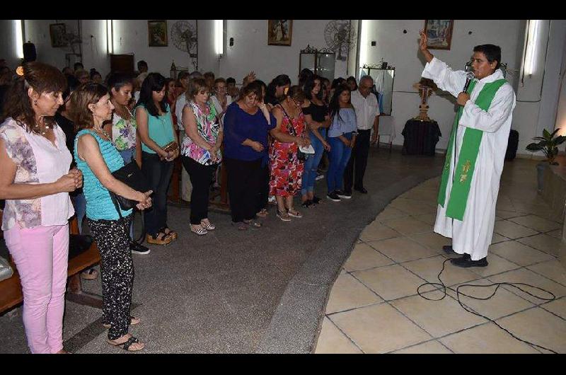 Con la misa del presbítero Carlos Paz la comunidad de Cristo Rey disfrutó de un fraternal reencuentro