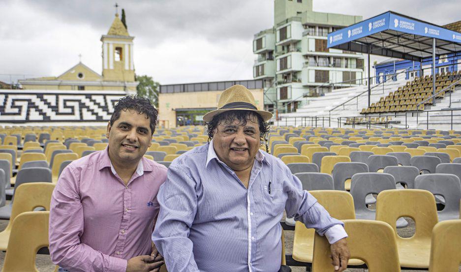 El cantante chamamecero (der) con su hijo Antonio en Cosquín