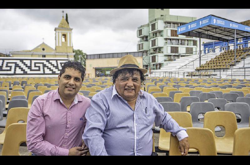 El cantante chamamecero (der) con su hijo Antonio en Cosquín