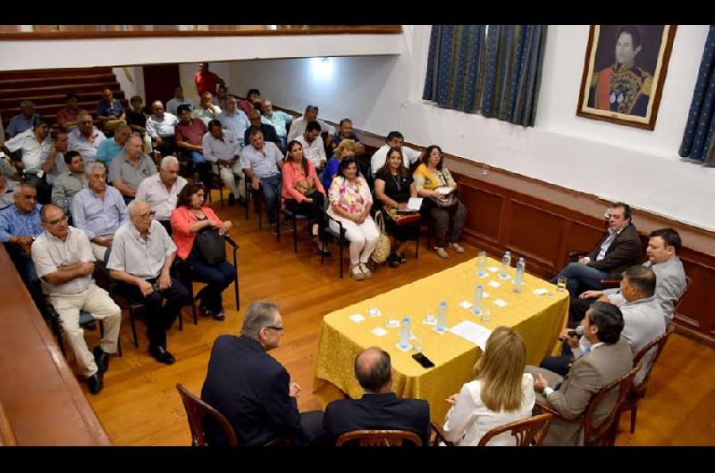 Mesa de diaacutelogo- importantes anuncios sobre tarifa de la luz boleto y paritarias docentes