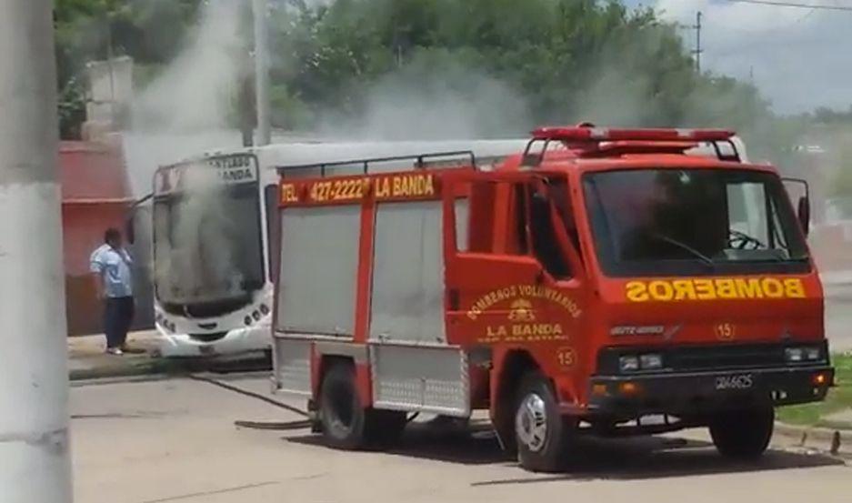 VIDEO  Asiacute se prendiacutea fuego un colectivo en la ciudad de La Banda