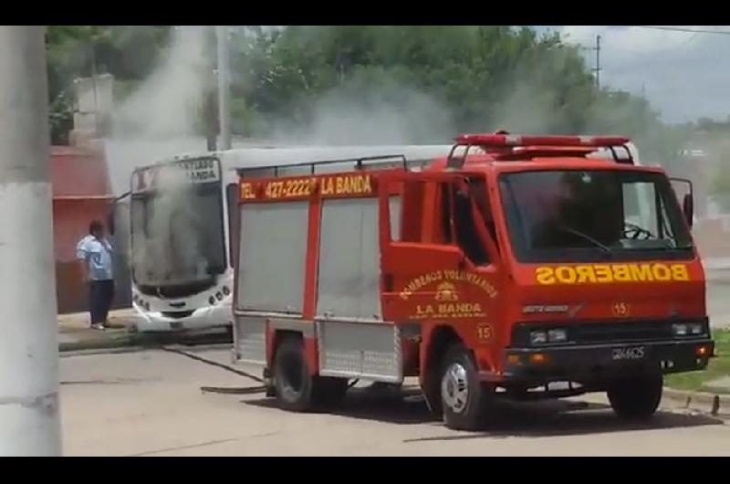 VIDEO  Asiacute se prendiacutea fuego un colectivo en la ciudad de La Banda