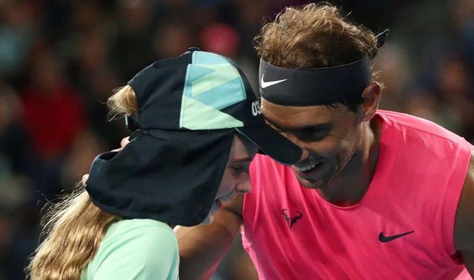 VIDEO  El adorable gesto de Rafael Nadal tras golpear por accidente a una nintildea