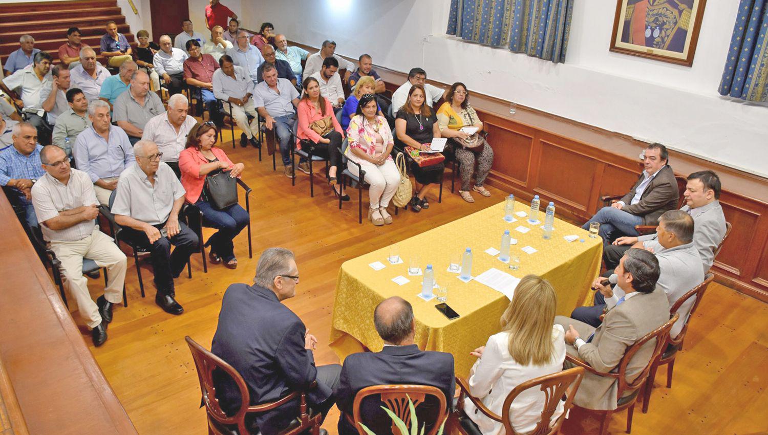 DISCUSIÓN Se estableció una agenda de trabajo para que en febrero se aborde con reuniones semanales el tema paritarias 
