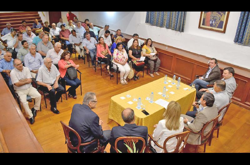 DISCUSIÓN Se estableció una agenda de trabajo para que en febrero se aborde con reuniones semanales el tema paritarias 
