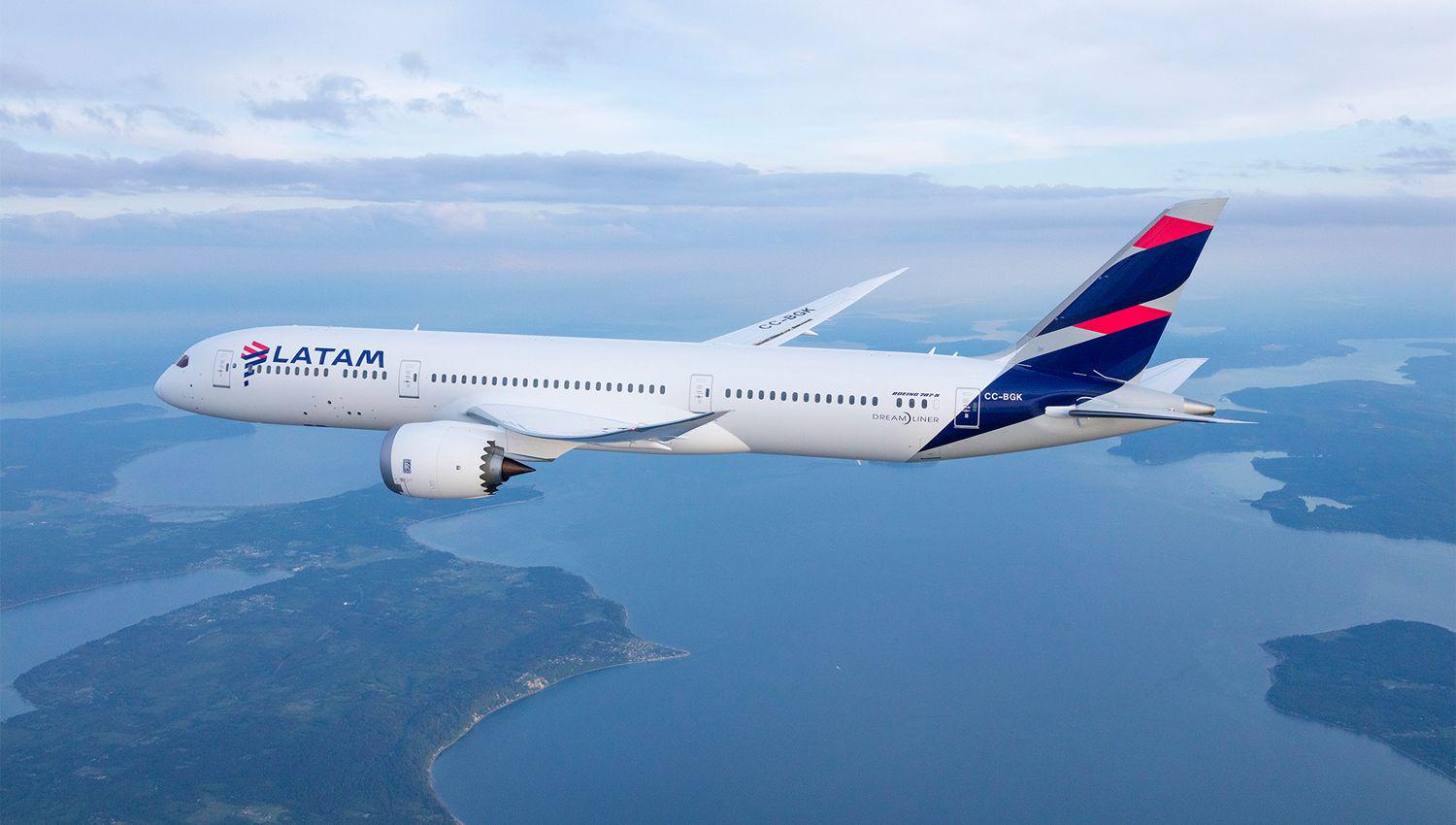 La empresa Latam es una de las dos aerolíneas que autorizaron la venta de pasajes en dólares