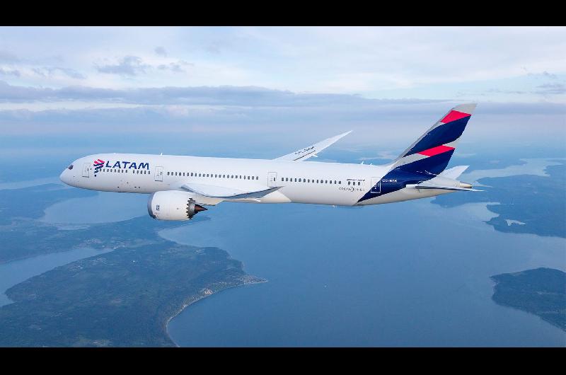 La empresa Latam es una de las dos aerolíneas que autorizaron la venta de pasajes en dólares