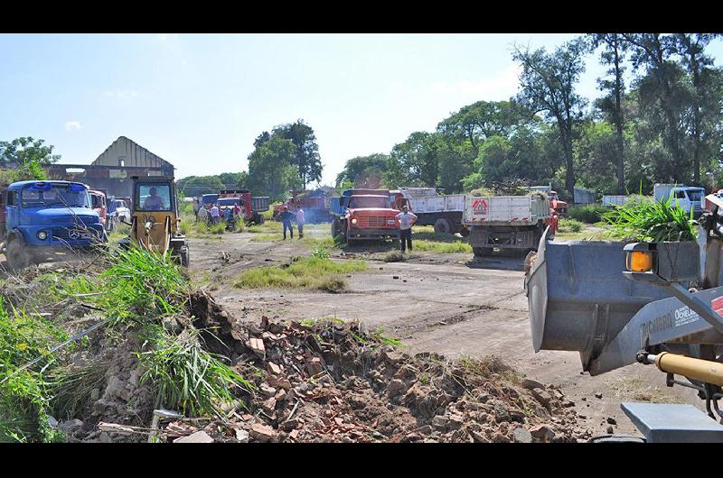 ESFUERZO Se utilizaron cinco palas cargadoras motoniveladoras y m�s de quince camiones volcadores
