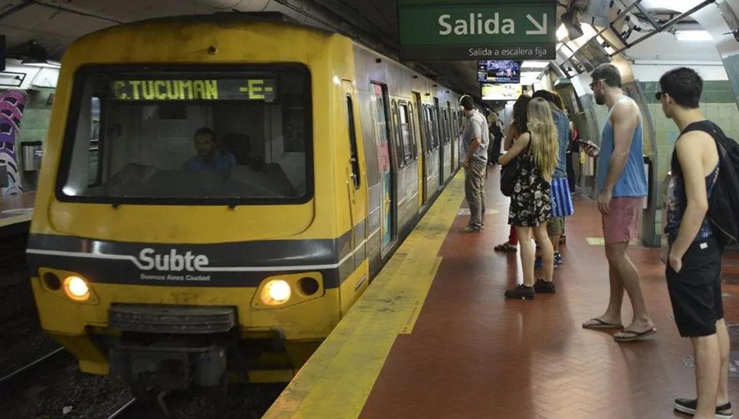 Su short se enganchoacute en el vagoacuten de un subte y miraacute coacutemo quedoacute