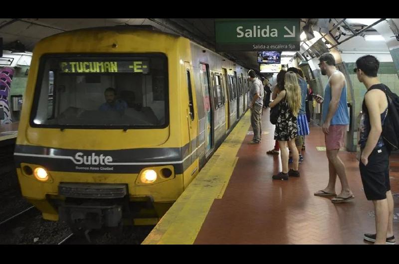 Su short se enganchoacute en el vagoacuten de un subte y miraacute coacutemo quedoacute