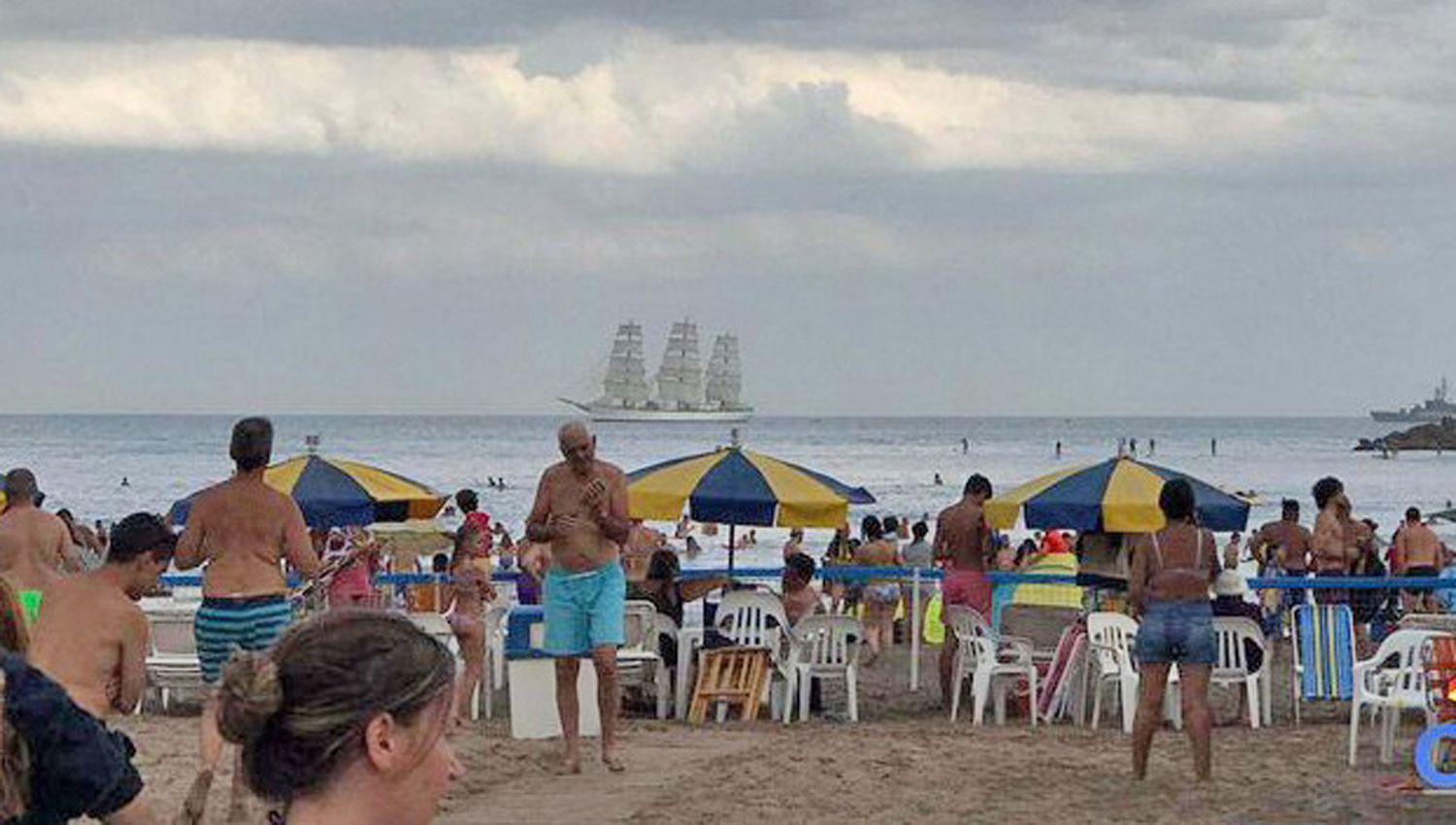 La Fragata Libertad fue recibida con muacutesica veleros y vuelos rasantes