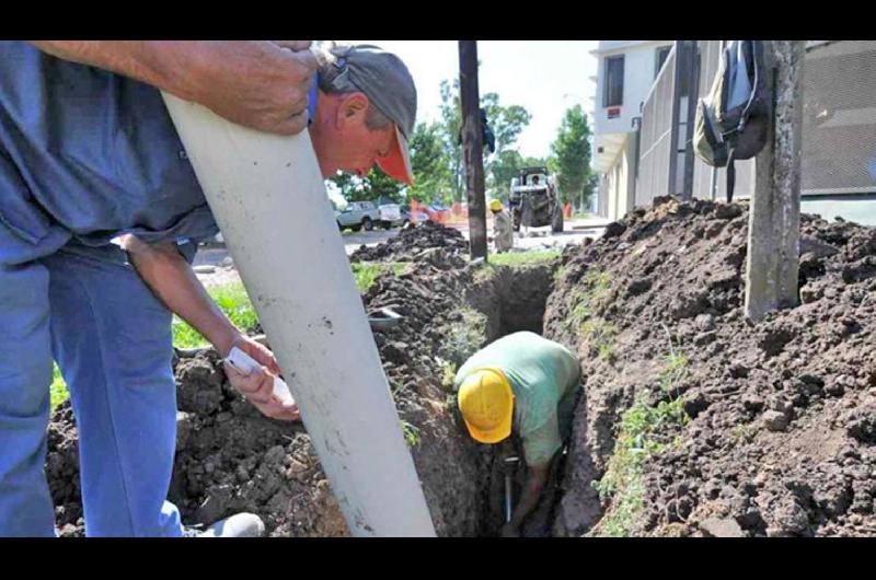 Construiraacuten una red de agua y de cloacas en el barrio Mariano Moreno