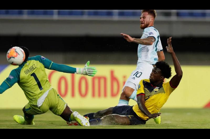 El elenco que dirige el Bocha Batista se impuso por 1-0 con gol de Mac Allister al ya eliminado seleccionado ecuatoriano