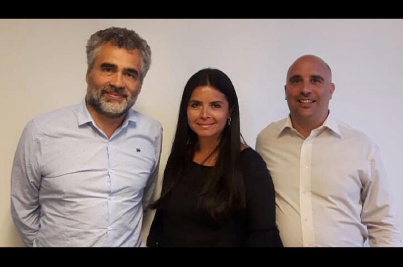 Gabriela Ortiz junto al director ejecutivo Alejandro Vanoli y el secretario general Santiago Fraschina