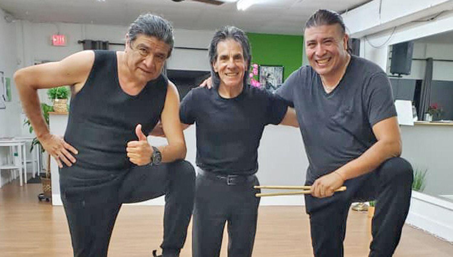 Los Laacutetigos y el ldquoDiablitordquo santiaguentildeo haraacuten bailar chacareras a todo el Suacuteper Bowl