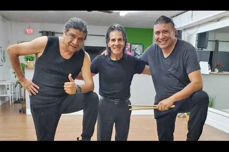 Los Laacutetigos y el ldquoDiablitordquo santiaguentildeo haraacuten bailar chacareras a todo el Suacuteper Bowl