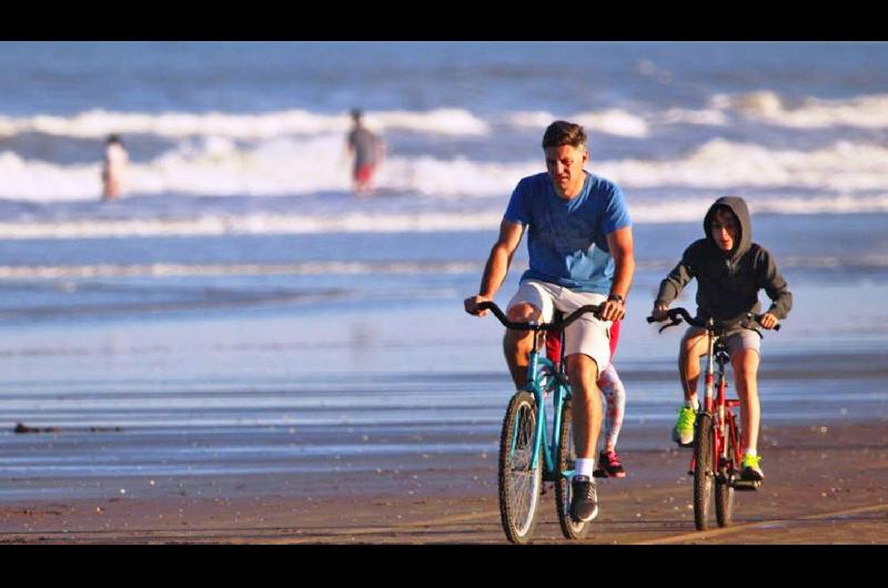 El cicloturismo otra propuesta de la Costa Atlaacutentica que  combina deporte y la naturaleza