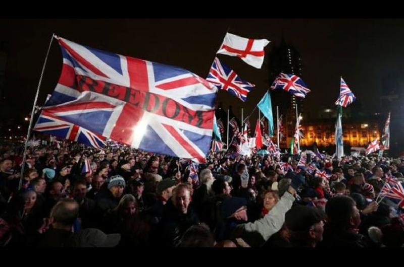 Los ingleses salieron a festejas en las calles la salida de su país de la Unión Europea