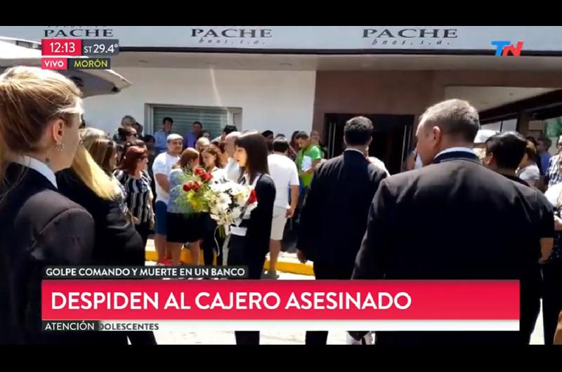 Profundo dolor en la despedida a Germaacuten Chaacutevez el cajero asesinado en el asalto al Banco Nacioacuten