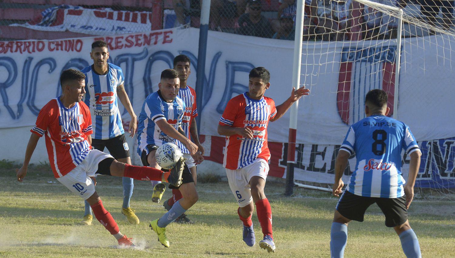 IGUALDAD El Trico y el Albiceleste jugaron un entretenido partido con una alta temperatura en el estadio Roberto Tito Molinari
