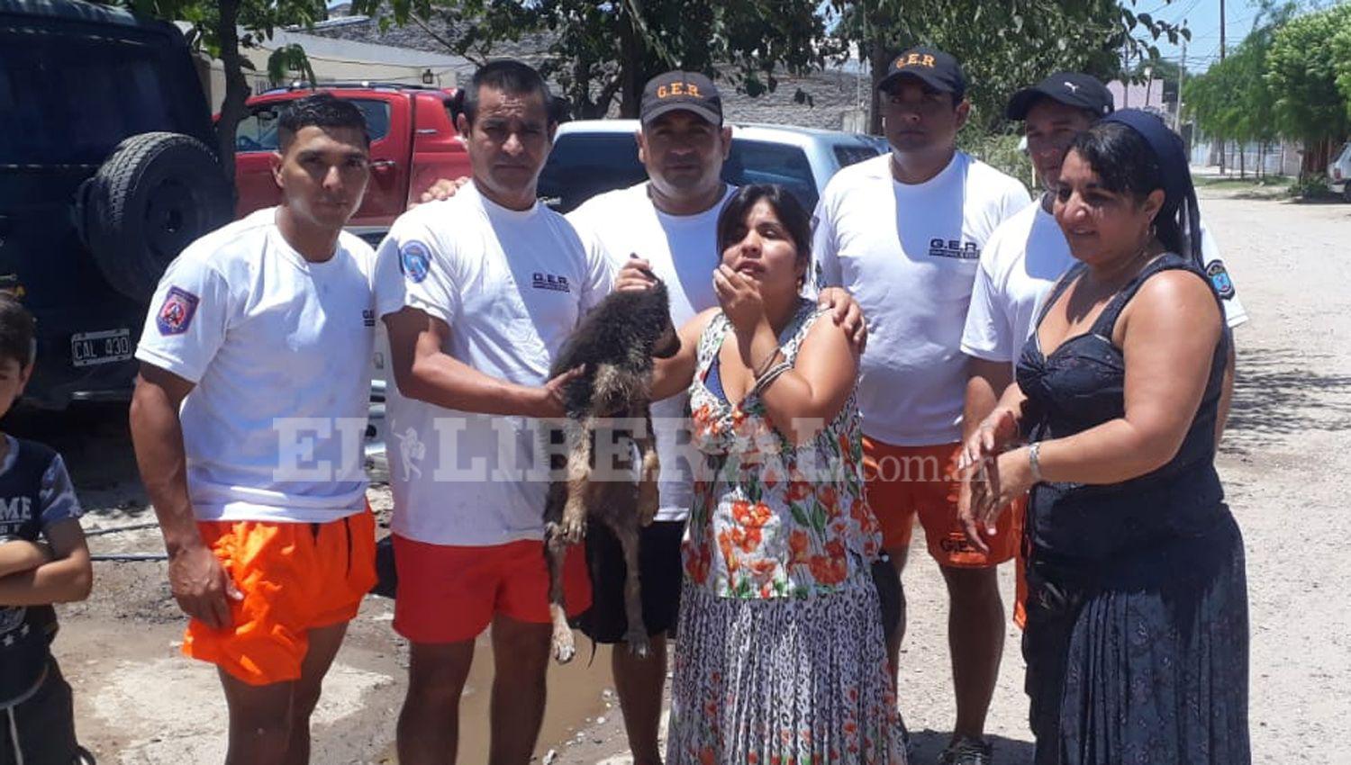 La dueña de la perrita es una joven no vidente perteneciente a una comunidad gitana