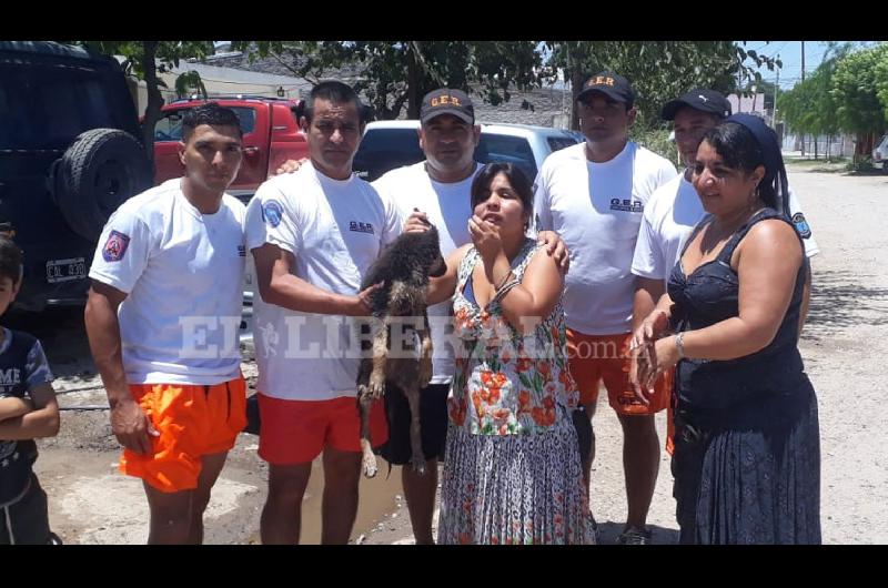 La dueña de la perrita es una joven no vidente perteneciente a una comunidad gitana