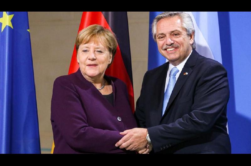 Merkel le prometioacute a Alberto Fernaacutendez ayudar con la negociacioacuten de la deuda