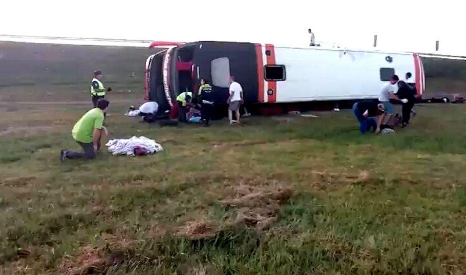 Un colectivo de larga distancia volcoacute en la ruta 2- hay dos muertos y al menos 13 heridos