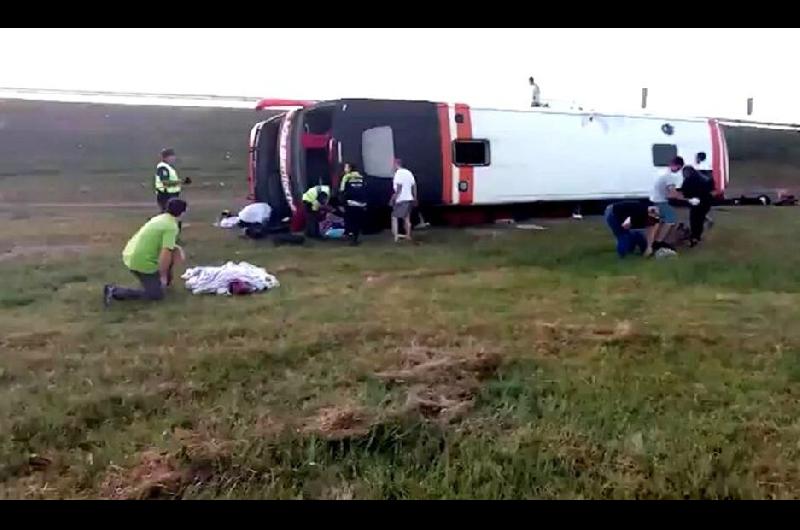 Un colectivo de larga distancia volcoacute en la ruta 2- hay dos muertos y al menos 13 heridos