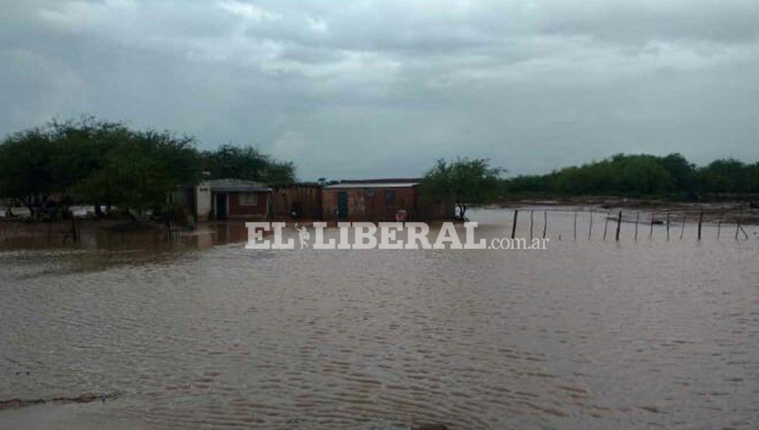 Las lluvias dejaron aisladas a las familias del paraje El Laurel