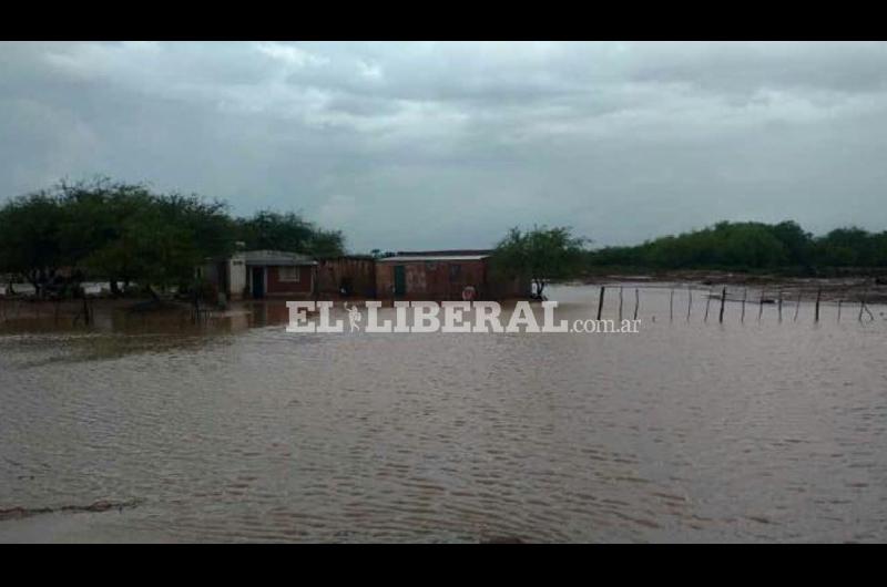 Las lluvias dejaron aisladas a las familias del paraje El Laurel