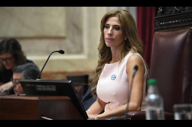 La senadora Claudia Zamora presidioacute la sesioacuten en la que se aproboacute la ley de sostenibilidad de la deuda puacuteblica