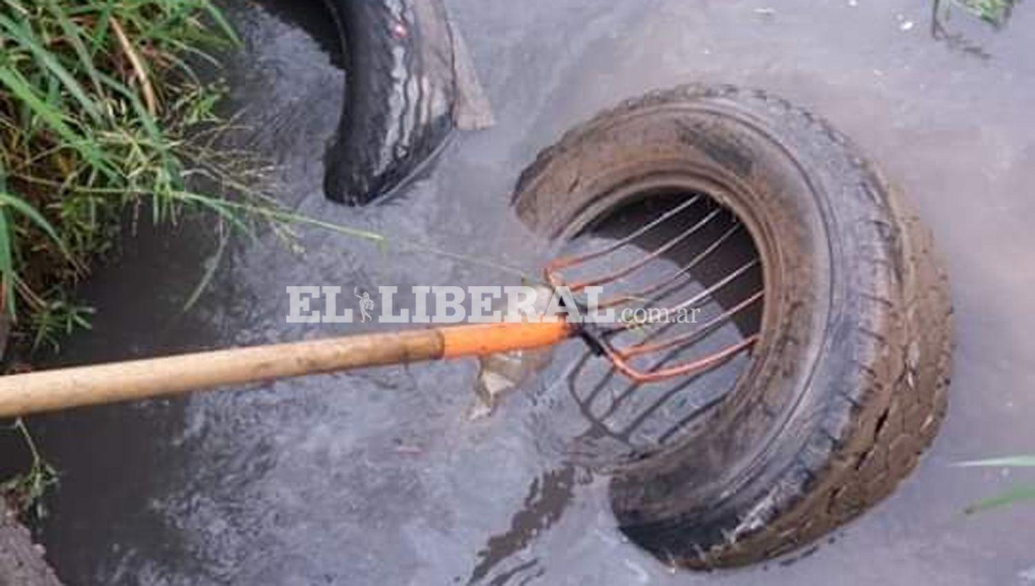 Los trabajos de limpieza se realizan en el canal ubicado a la vera de la Ruta 92