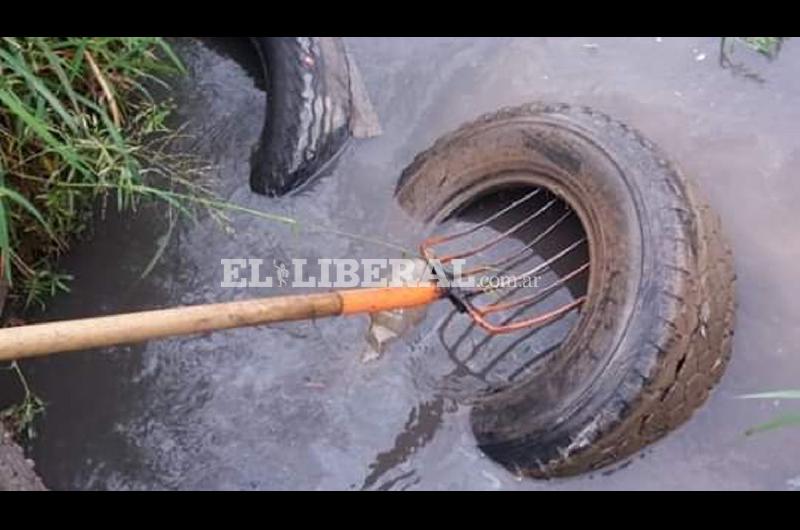 Los trabajos de limpieza se realizan en el canal ubicado a la vera de la Ruta 92