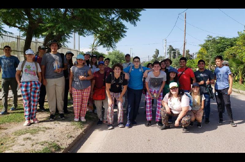 Joacutevenes de 9 de Julio misionan en el barrio Villa Raquel