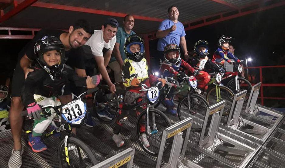 Noche de accioacuten en la pista  del Polideportivo Provincial