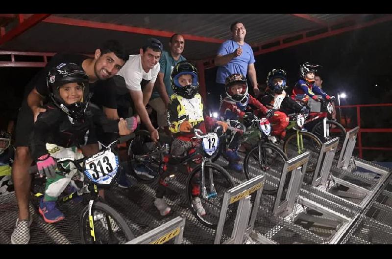 Noche de accioacuten en la pista  del Polideportivo Provincial