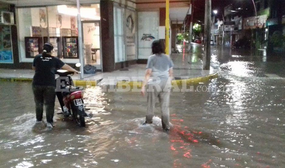 Cayeron maacutes de 120 miliacutemetros en Capital y Defensa Civil asiste a vecinos de La Cantildeada y Colonia El Simbolar