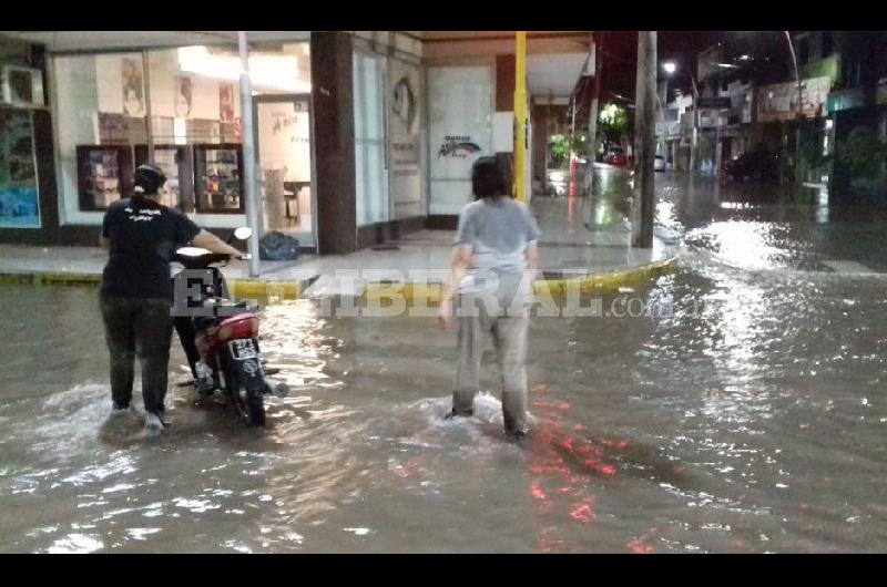 Cayeron maacutes de 120 miliacutemetros en Capital y Defensa Civil asiste a vecinos de La Cantildeada y Colonia El Simbolar