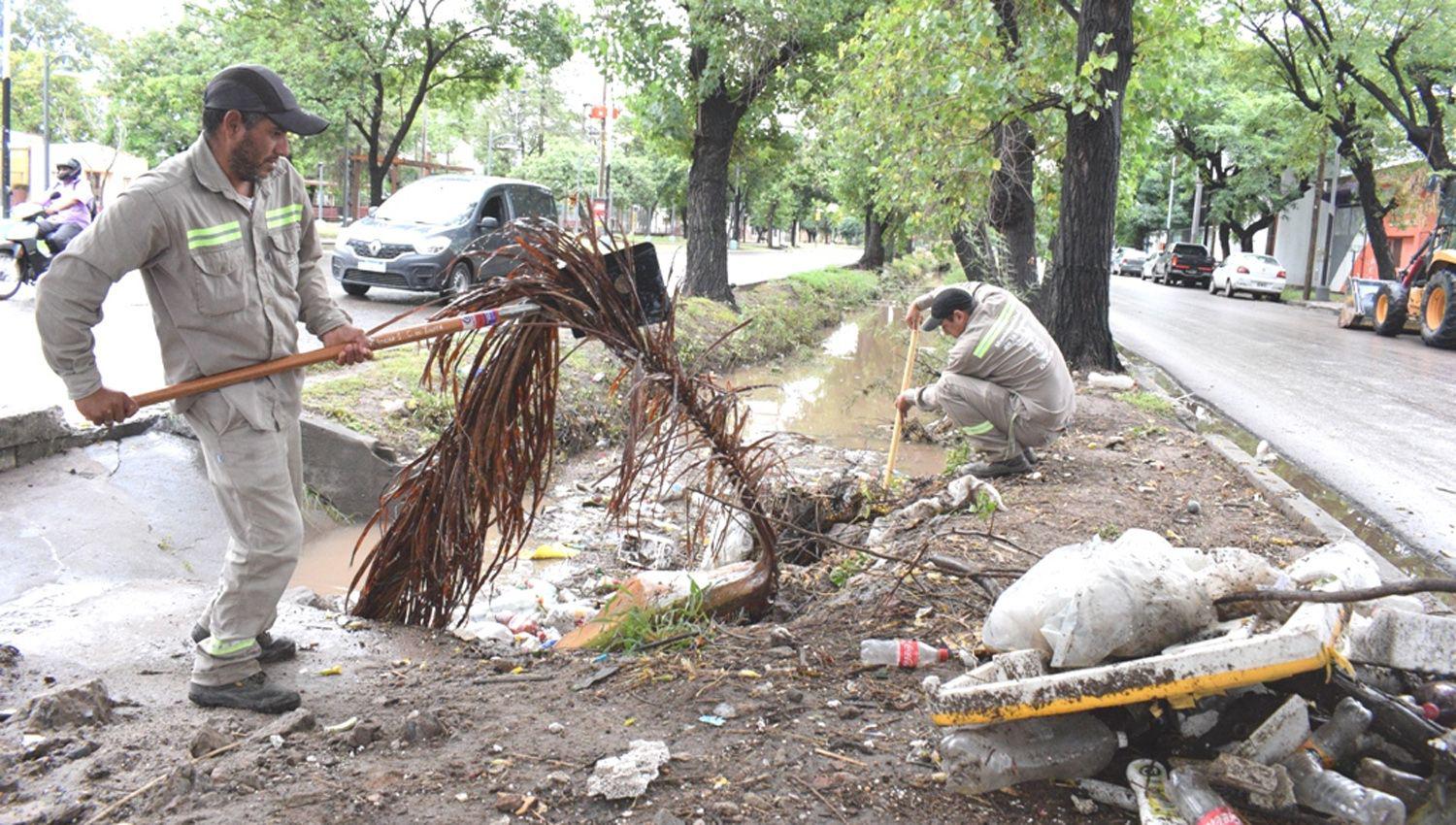 El personal de la comuna se abocó a la limpieza de los desagües pluviales