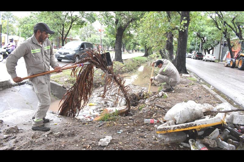 El personal de la comuna se abocó a la limpieza de los desagües pluviales