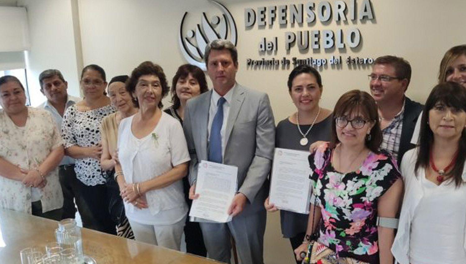 PROTOCOLO Su�rez recibió en la Defensoría la distinción
