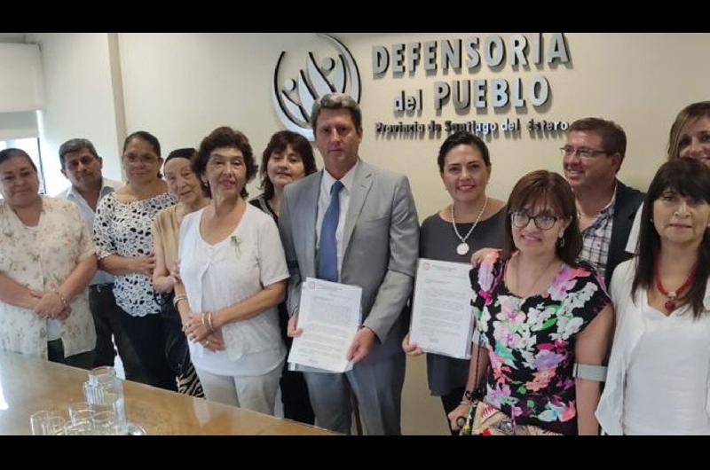 PROTOCOLO Su�rez recibió en la Defensoría la distinción
