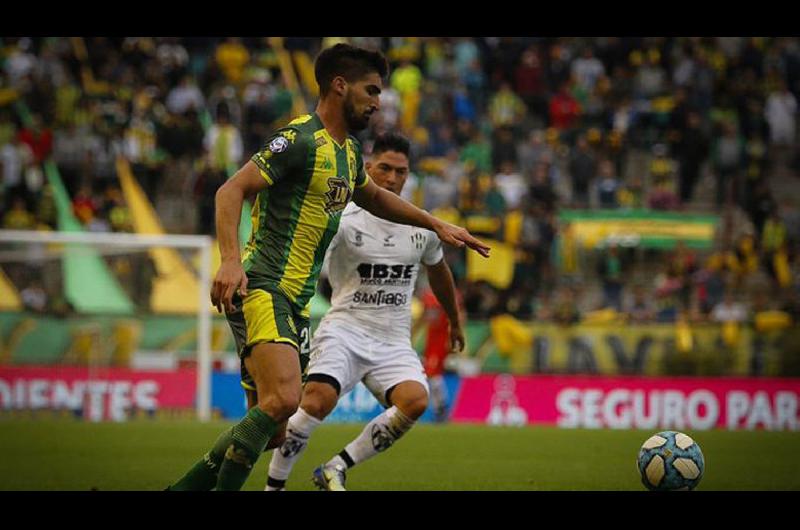 EN ACCIÓN Ismael Quílez marcó a un jugador de Aldosivi
