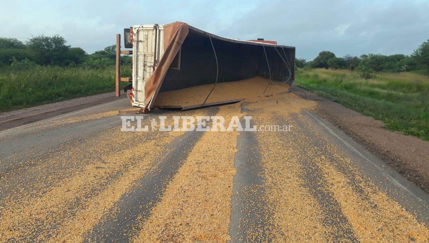 El cargamento de maíz quedó esparcido sobre la Ruta 92