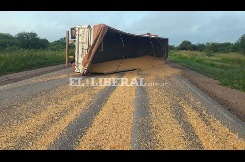 El cargamento de maíz quedó esparcido sobre la Ruta 92