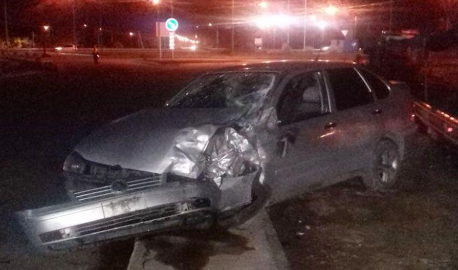 Auto y camioneta protagonizaron un violento choque en la rotonda del Puente Carretero